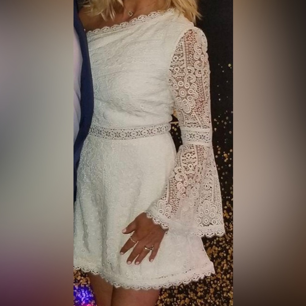 White lace dress, once worn, dry cleaned, Very good quality, elegant, size 4